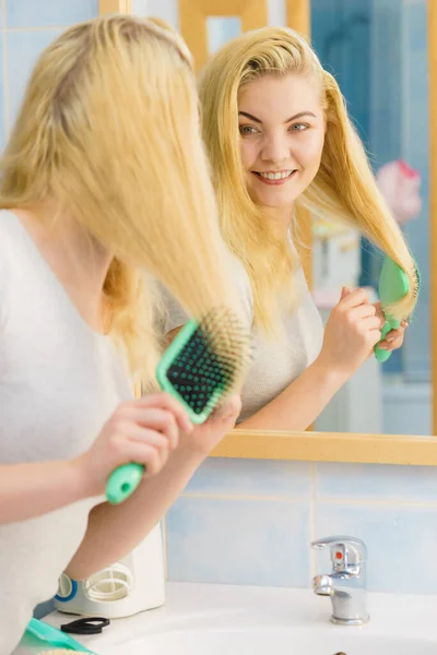 Счастливая Женщина Расчесывает Волосы Щеткой Молодая Улыбающаяся Женщина Натуральными Светлыми — стоковое фото