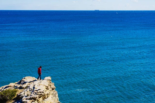 Turistkvinna Spanska Steniga Kusten Murcia Regionen Medelhavets Kustlandskap Calblanque Regional — Stockfoto