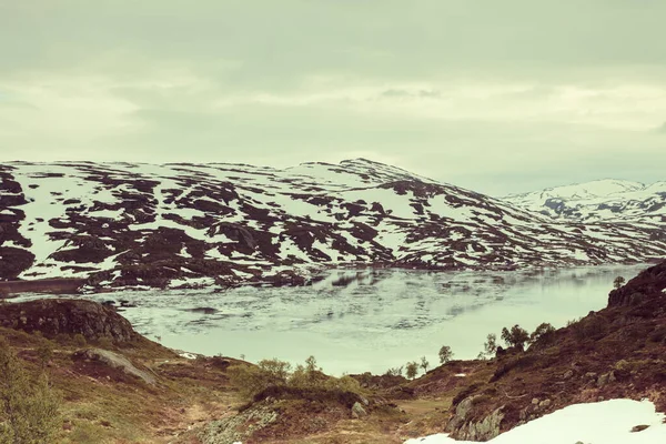 Yürüyüş Alanı Doğal Dağlar Manzara Tepeler Donmuş Gölün Norveç — Stok fotoğraf