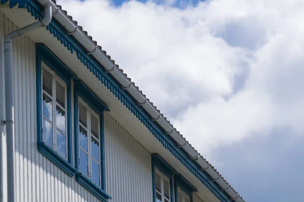 구름과 하늘에 파란색 창문으로 아키텍처 — 스톡 사진