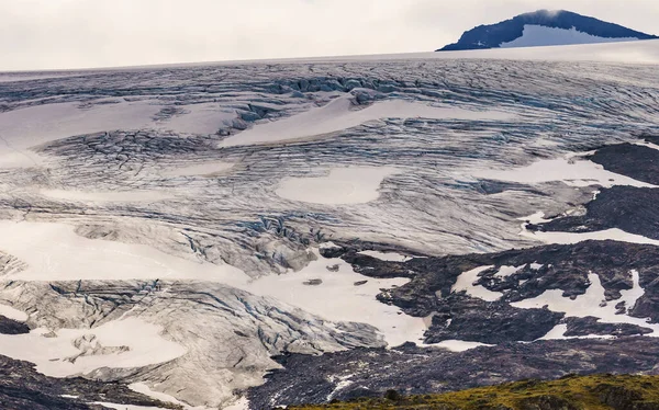 雪のピークや氷河と夏の山の風景 ノルウェーのロムとガウプンの間の国立観光ルート55ソグネフィヨルド — ストック写真