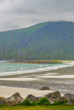 Flakstadoy 'daki deniz kıyısı ve Ramberg Sahili. Nordland Bölgesi, Lofoten Norveç.