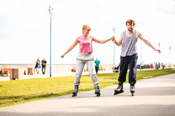 훈련에 적극적인 이들이 Rollerskating 야외에 여자와 즐기는 스포츠를 — 스톡 사진