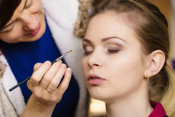 Model Junge Hübsche Frau Bekommt Ihre Augen Make Von Professionellen — Stockfoto