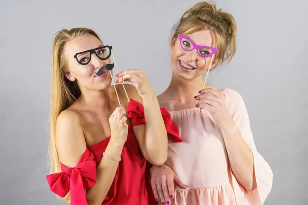 Feliz Dos Mujeres Sosteniendo Papel Decoración Foto Cabina Máscara Gafas —  Fotos de Stock