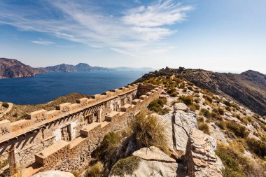 Turistik bir yer. İspanya Cartagena 'daki Castillitos Taburu, Cabo Tinoso. Deniz manzaralı uzaklıktan görüntüle.
