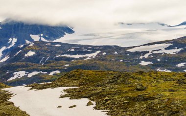 Yazın karlı zirveler ve buzullarla kaplı dağ manzarası. Lom ve Gaupne, Norveç arasında 55 Sognefjellet turistik güzergahı.