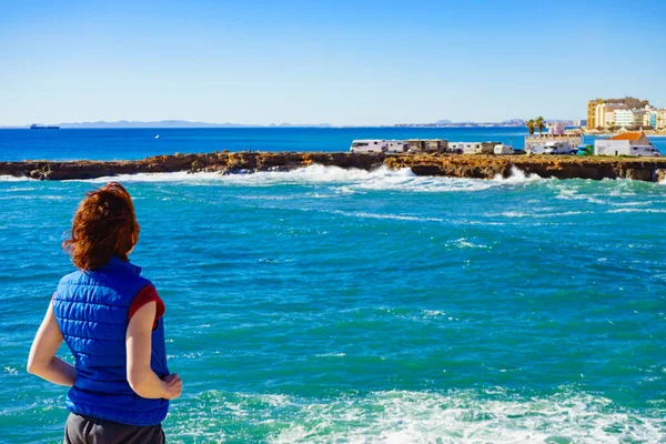 Turistkvinna Spanska Steniga Kusten Blåsig Dag Torrevieja Costa Blanca Provinsen — Stockfoto