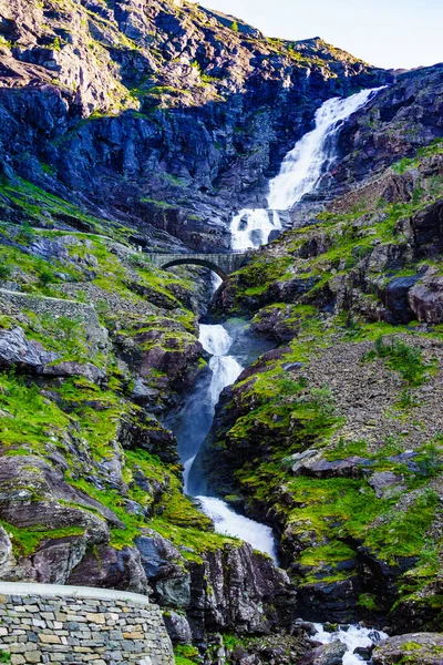 挪威的Troll Path Trollstigen Troll Path Trollstigen 或Trollschöveien风景秀丽的山路 瀑布和桥 国家旅游路线 — 图库照片