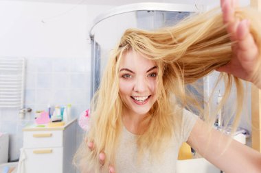 Mutlu kadın uzun sarı saçlı olan. Onun saç sevinç ile bir duş duygu temiz gösterme koşulu aldıktan sonra olumlu erkek