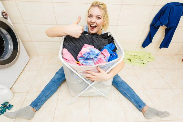 Χαρούμενη Αστεία Γυναίκα Στο Μπάνιο Μεγάλο Καλάθι Από Βρώμικα Ρούχα — Φωτογραφία Αρχείου