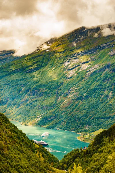 Fjord Geirangerfjord Med Stort Kryssningsfartyg Utsikt Från Ornesvingen Utsiktsplats Norge — Stockfoto