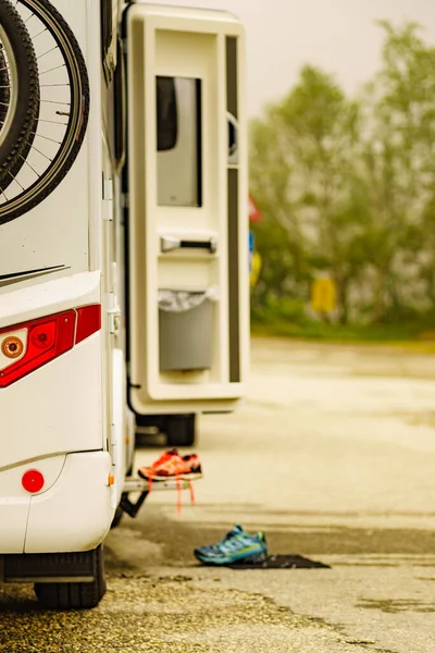 Wohnmobil Straßenrand Zelten Auf Reisen Detailansicht Offene Tür Mit Schuhen — Stockfoto