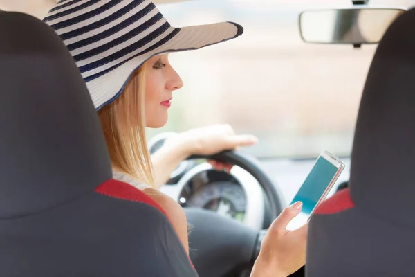 Conductor Distraído Mujer Atractiva Joven Usando Teléfono Móvil Mensajes Texto — Foto de Stock