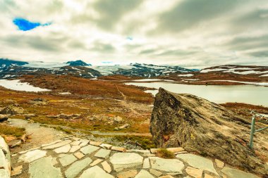Norveç 'te yaz dağları manzarası. Ulusal turizm manzaralı 55 Sognefjellet Lom 'dan Gaupne' a.