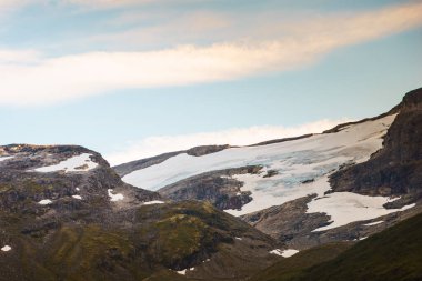 Turizm tatili ve seyahat. Buzul ve Norveç ile dağların manzarasına bak.