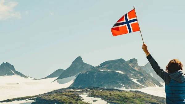 Turist Kadın Dağların Manzarasını Seviyor Elinde Norveç Bayrağı Var Ulusal — Stok fotoğraf