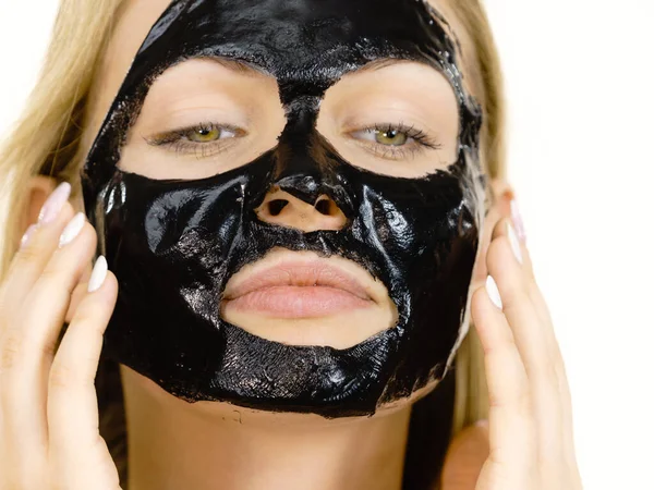 Jonge Vrouw Met Carbo Zwarte Peel Masker Haar Gezicht Cosmetische — Stockfoto