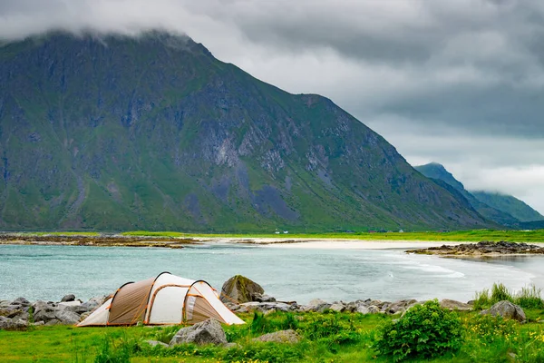 Tält Stranden Sommaren Molnigt Dimmigt Väder Camping Havets Strand Skagsanden — Stockfoto