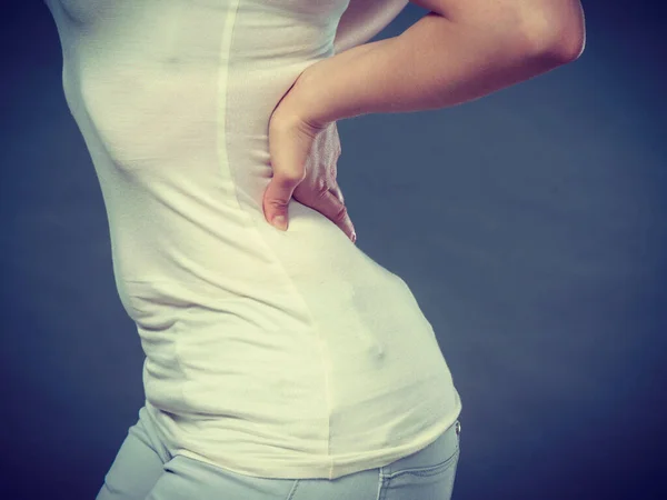 长时间工作和健康 年轻女性与背痛 女人患上灰色的背痛 — 图库照片