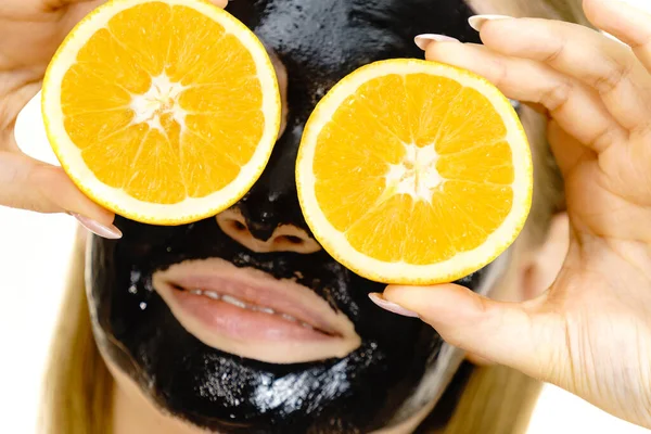 Wanita Dengan Carbo Detox Masker Kulit Hitam Wajah Memegang Buah — Stok Foto