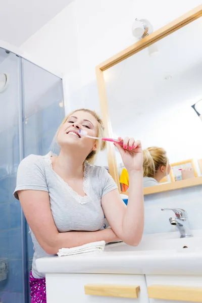 Mujer Cepillándose Los Dientes Limpiando Cerca Chica Rubia Divertida Con —  Fotos de Stock