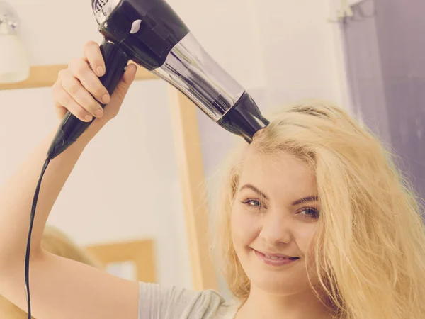 Mulher Positiva Usando Secador Cabelo Seu Penteado Loiro Haircare Conceito — Fotografia de Stock