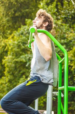 Aktif genç adam merdivene egzersiz. Açık spor salonunda egzersiz eğitim elbiseli kas sportif adam. Spor fitness ve sağlıklı yaşam konsepti.