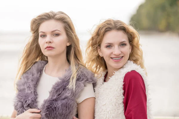 Two Fashionable Women Wearing Stylish Outfits Warm Autumnal Weather Spending — Stock Photo, Image