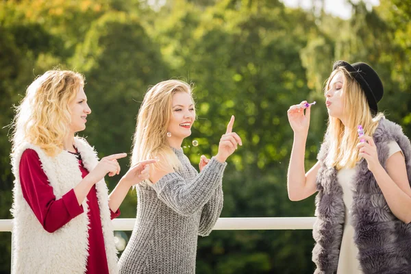 Vakantie Vreugde Vriendschap Concept Vrouwen Vrienden Hebben Plezier Blazen Zeepbellen — Stockfoto