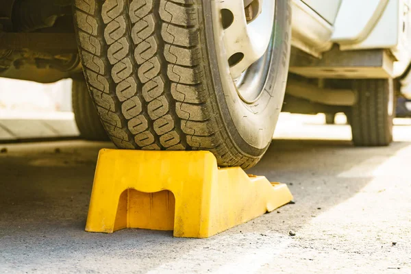 Camper Leveling Geel Blok Gebruik Leveler Helling Boordevol Blokken Voor — Stockfoto