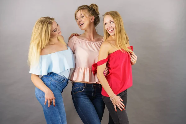 Щасливі Позитивні Друзі Жінки Розважаються Насолоджуючись Своїм Жіночим Дозвіллям Концепція — стокове фото
