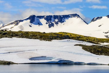 Spor aktivitesi. Norveç, Lom ve Luster arasında 55 Sognefjellet ulusal turizm rotasındaki kayak pistleri.