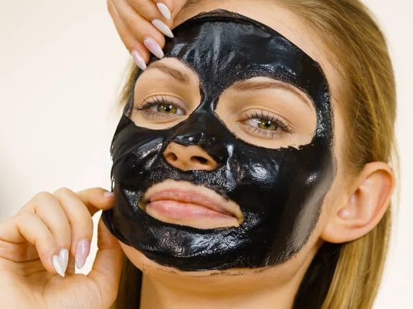 Jonge Vrouw Verwijdert Carbo Zwarte Peel Masker Van Haar Gezicht — Stockfoto