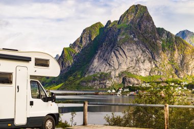 Yaz mevsiminde Reine köyü, Lofoten Norveç 'te karavan evi ve fiyort manzarası. Doğada kamp yapmak. Tatiller ve karavanla seyahat.