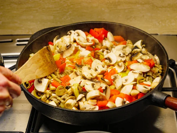 Faire Délicieux Dîner Repas Ajouter Des Champignons Frais Tranchés Poêle — Photo