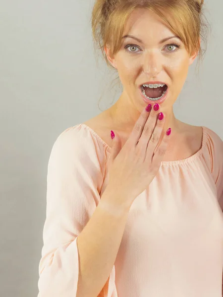 Junge Frau Mit Zahnspange Sieht Schockiert Aus Ausdruck Menschlicher Emotionen — Stockfoto