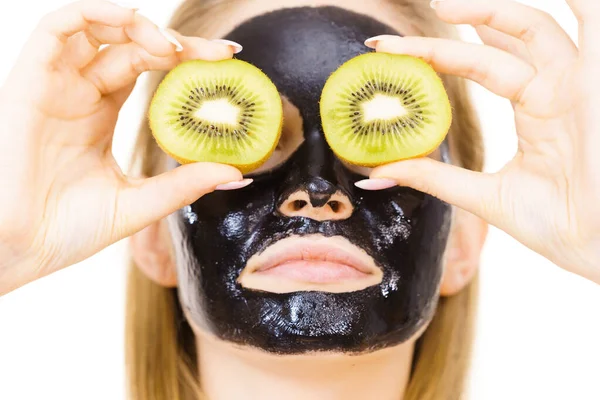 Ung Kvinna Med Karbo Svart Peel Mask Ansiktet Håller Kiwi — Stockfoto