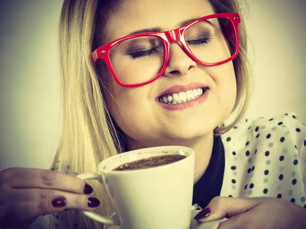 Glückliche Frau Büro Die Heißen Kaffee Oder Tee Trinkt Und — Stockfoto