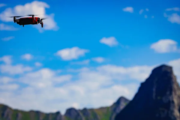 Drone Volando Contra Cielo Azul Tomar Fotos Video —  Fotos de Stock