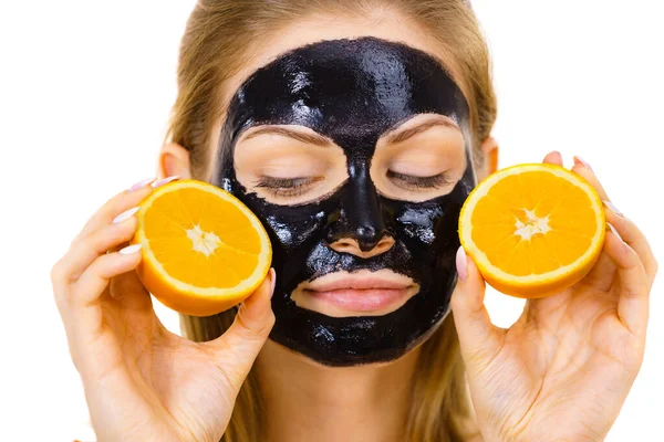 Mulher Com Desintoxicação Carbo Máscara Descascamento Preto Rosto Segurando Frutas — Fotografia de Stock