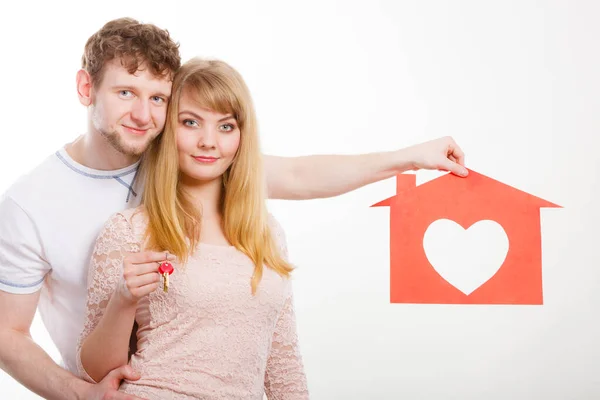 Menschen Neuanfang Immobilien Und Liebeskonzept Junge Vergnügliche Verliebte Ehe Hält — Stockfoto