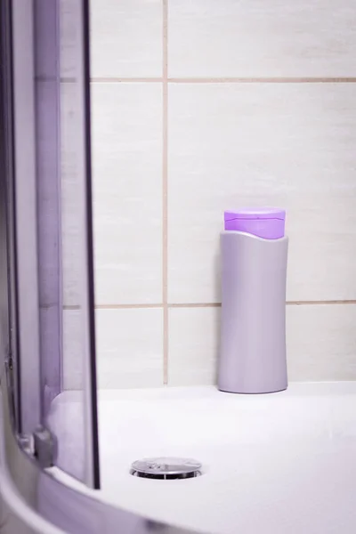 Bandeja Banho Com Azulejos Limpos Detergente Lavagem Irreconhecível Objetos Banheiro — Fotografia de Stock