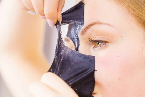 Ung Kvinna Tar Bort Carbo Black Peel Mask Från Ansiktet — Stockfoto