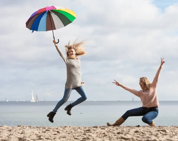 Dos Mujeres Llenas Alegría Saltando Con Paraguas Colorido Amigas Divirtiéndose — Foto de Stock