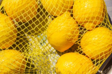 Ağa sarılı taze limon meyvelerini kapatın.