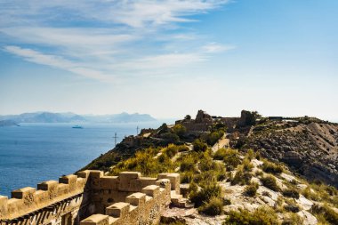 Turist eğlencesi. İspanya 'daki Castillitos Silah Bataryası Cartagena' daki taş kale tahkimatları..