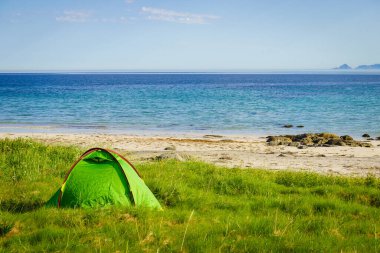 Yazın deniz kıyısında çadır. Okyanus kıyısında kamp yapmak. Lofoten takımadaları Norveç. Tatil ve seyahat.