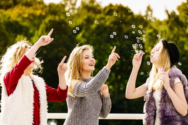 Groupe Jeunes Femmes Mode Meilleurs Amis Amuser Ensemble Souffler Des — Photo