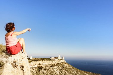 Kadın turist Mesa Roldán deniz feneri manzarası, Almerya 'daki Cabo de Gata Nijar Doğal Parkı, Endülüs İspanya.